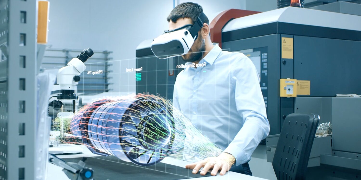 Videostill mit Mann VR-Brille an Arbeitsplatz mit einem Mikroskop drauf, der vor sich ein virtuelles Produkt untersucht