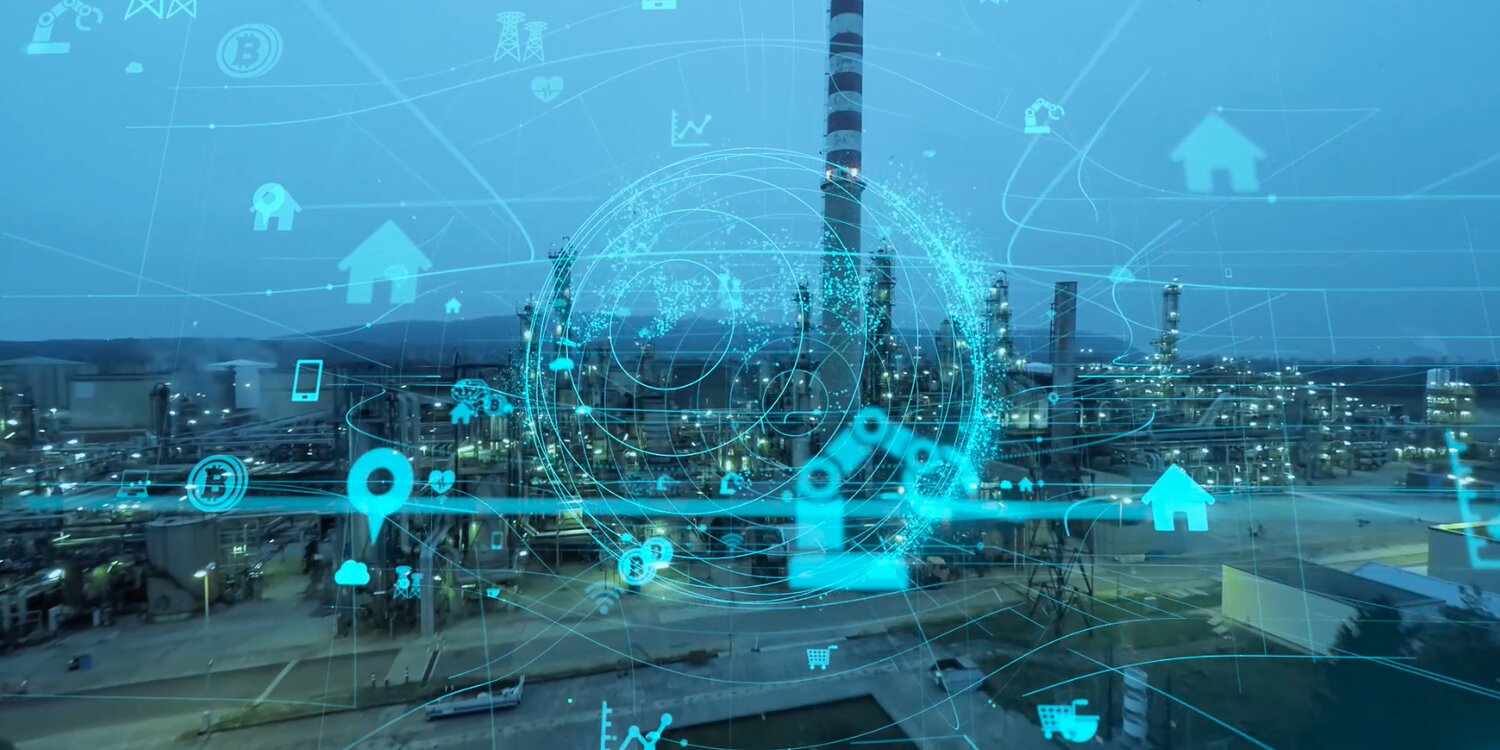 Videostill mit Fabriklandschaft und darübergelegten virtuellen Datenströmen und Internetsymbolen