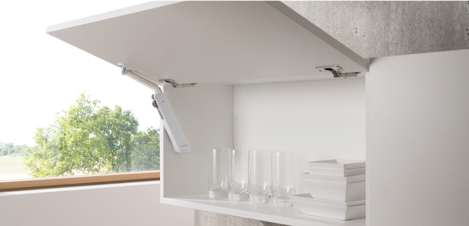 Geöffneter Gläserschrank mit gut sichtbarem Scharnier von Häfele