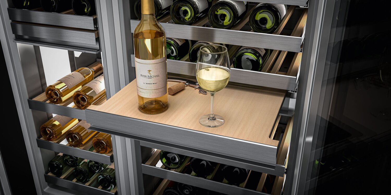 Still aus Imagefilm mit Ausschnitt eines Weingeräts mit ausgezogenem Tablett, darauf eine geöffnete Weinflasche mit Glas.