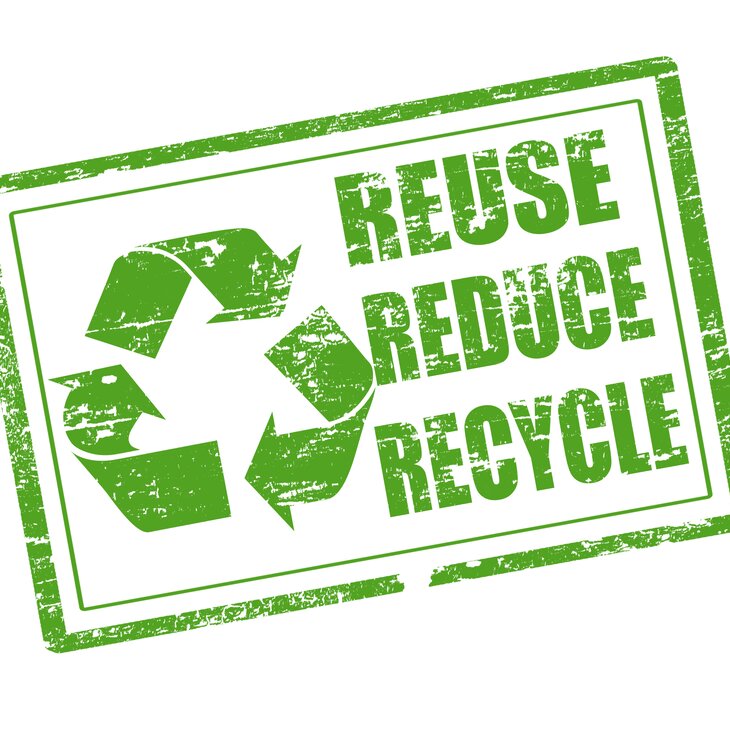 Warenetikett mit Recyclingzeichen und dem Slogan Reuse, Reduce, Recycle