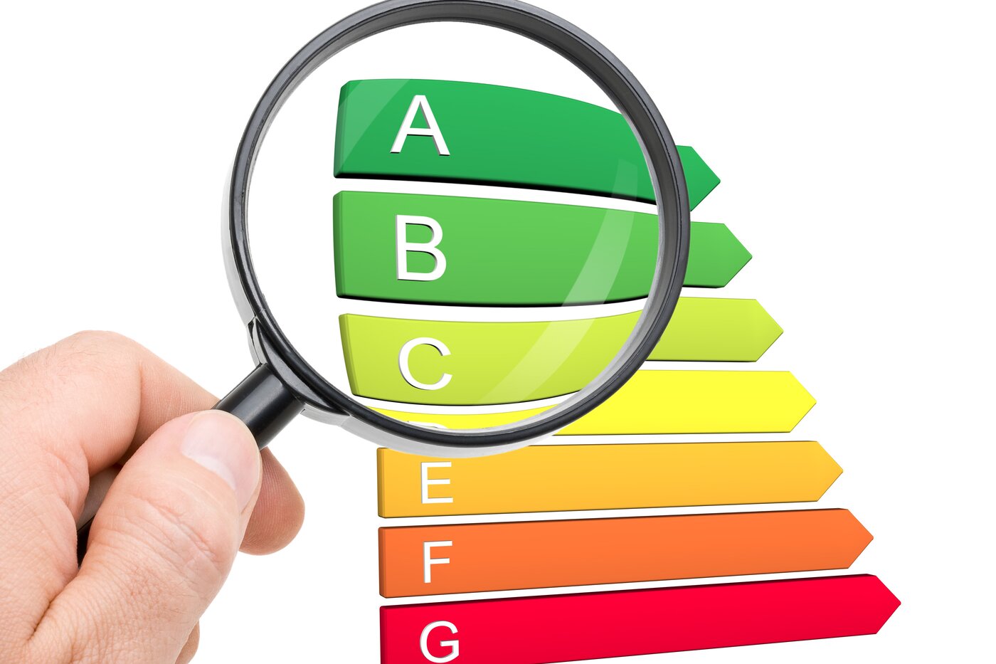 Hand mit Lupe, die die Energieeffizienzskals von A bis G aufzeigt