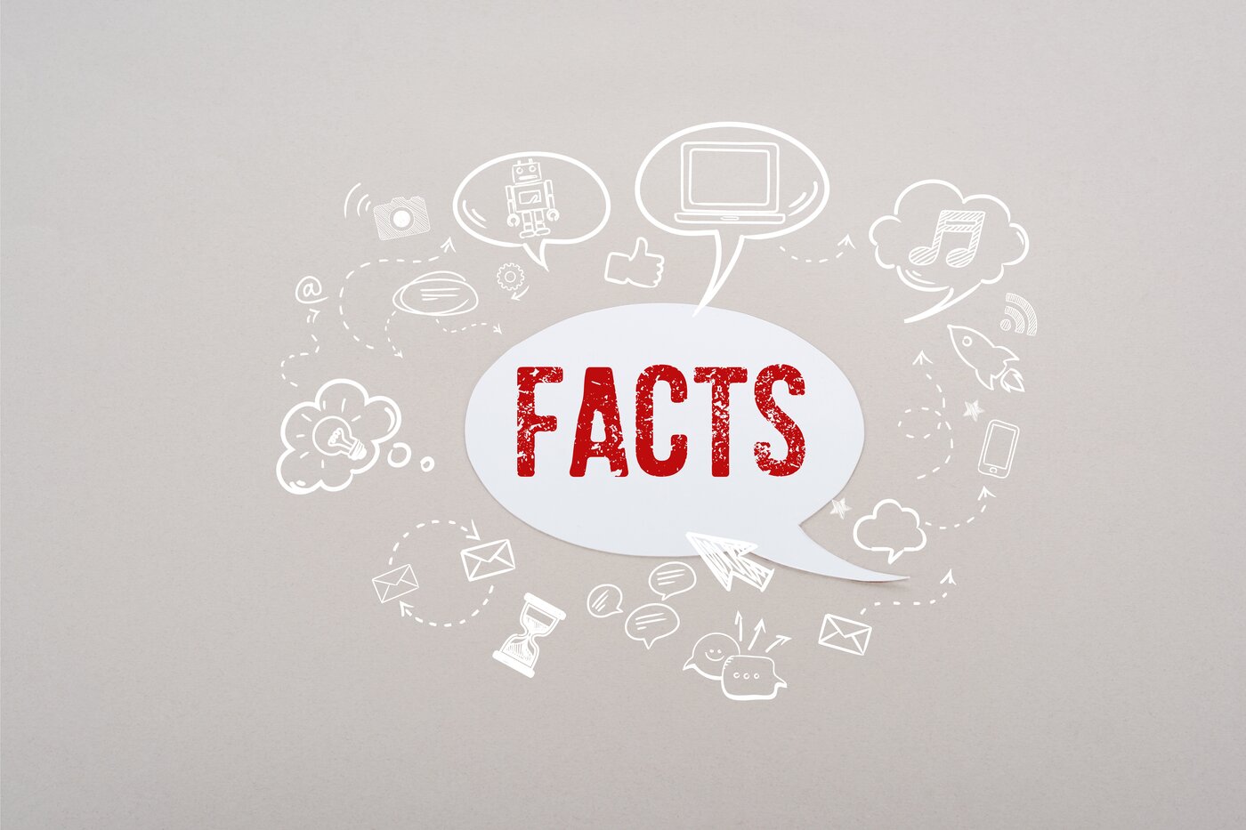 Weiße Sprechblase mit roter Versalschrift FACTS vor hellgrauem Hintergrund. Darum herum gezeichnete IT-Symbole